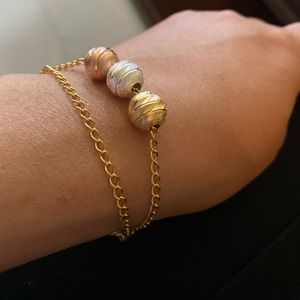 Brazalete laminado en oro 18K.